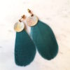 Boucles d'oreilles CALAO plume et pastilles en laiton . Fermoir laiton