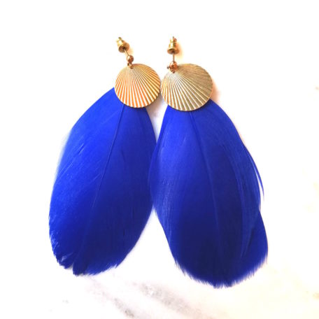 Boucles d'oreilles CALAO plume bleu nuit et pastille dorée en laiton. Fermoir laiton.